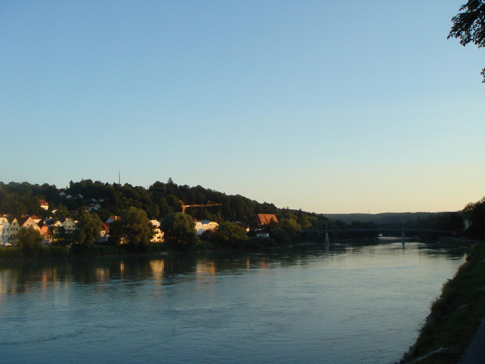 イン川。遠くの鉄橋を、右から左に渡ればドイツからオーストリアの国境を越えることになります。